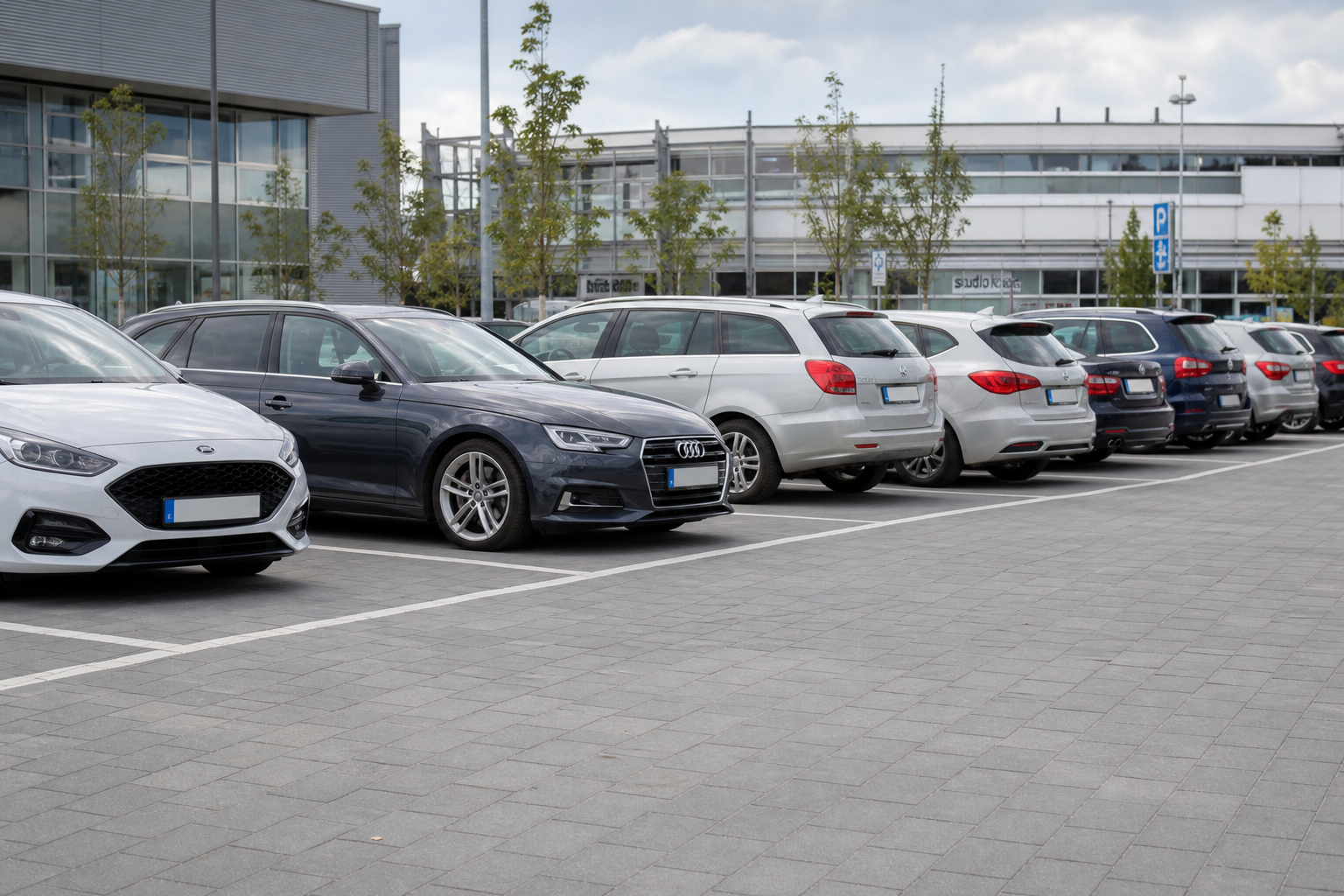 Professioneller gewerblicher Parkplatz mit klar markierten Stellplätzen